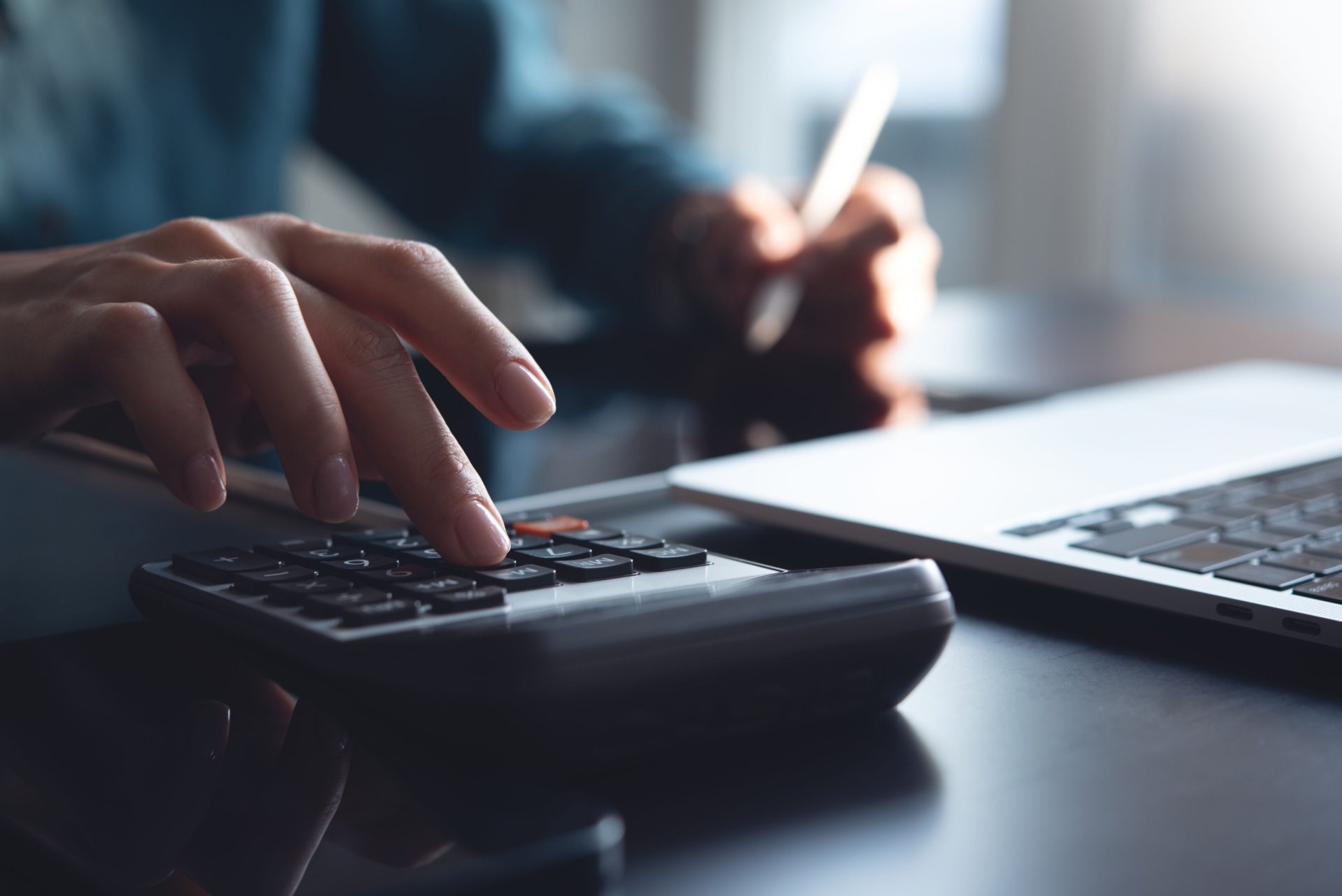 Regnskapsfører utfører regnskapsføring